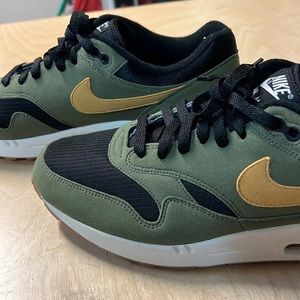 Custom “Never Give Up” Nike shoes size 12.5.